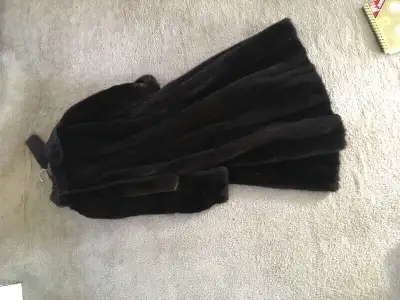Manteau de fourrure 3/4 de vison noir Acheter chez Bergeron fourrure environ 10,000$ Laisserais pour...