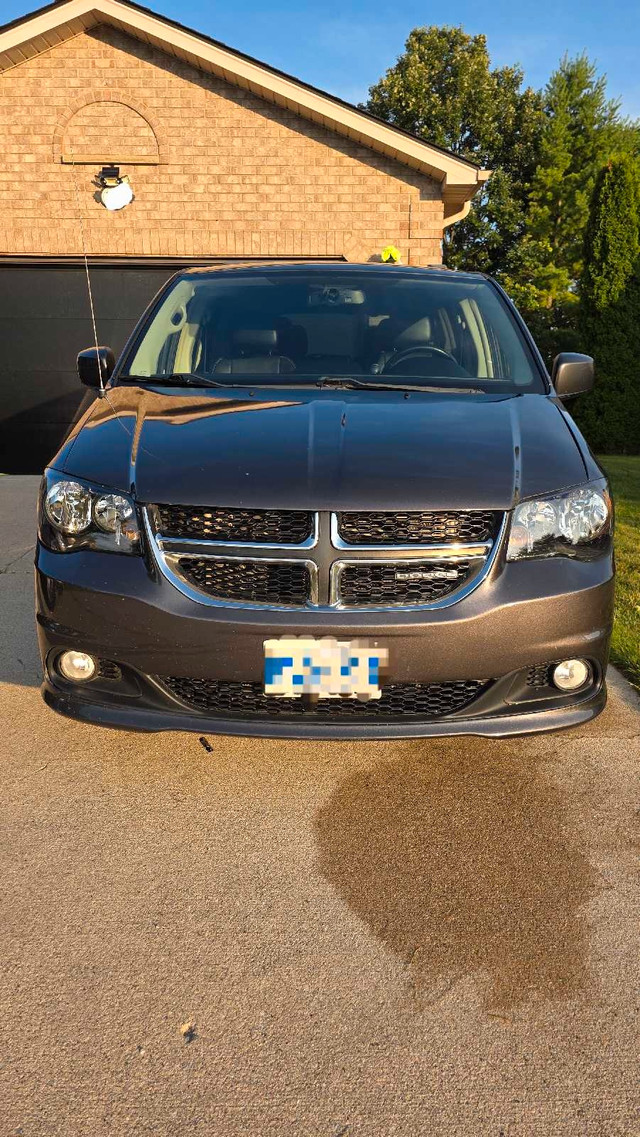 2011 Dodge Grand Caravan Crew Plus in Cars & Trucks in London