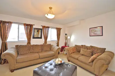 CLEAN Private Room-Move-In Ready. Quite House & Transit Friendly