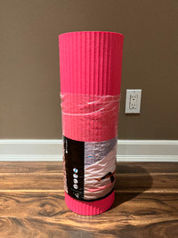 Pink unopened yoga mat / Tapis de yoga rose non ouvert