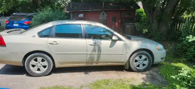 Impala 2008 aucun chek engine 196k a vendre ou echange contre un pick up roulle super bien bcp de pi...