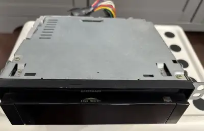 Voici une radio JVC KD-LX3, un récepteur CD classique des années 90 conçu pour offrir une excellente...