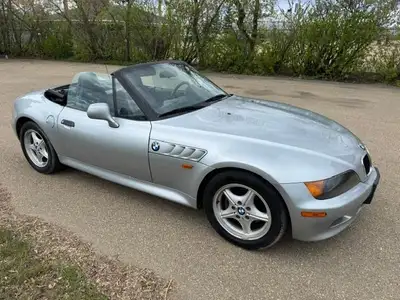 1996 BMW Z3, auto transmission, RWD, manual convertible top in excellent condition, no rust, low kms...