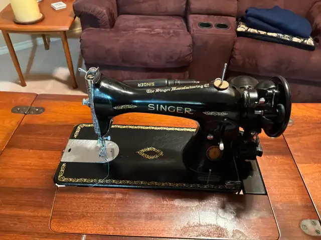 SINGER VINTAGE ANTIQUE SEWING MACHINE in Arts & Collectibles in Edmonton - Image 3