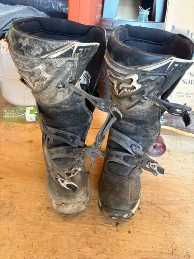 Get ready to tear up the tracks with these Fox Comp 5 dirt bike boots in men's size 12! These boots...