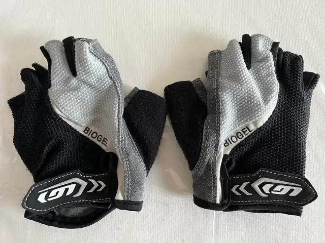 Louis Garneau Women’s Biogel RX Bike Gloves M in Clothing, Shoes & Accessories in Thunder Bay - Image 2
