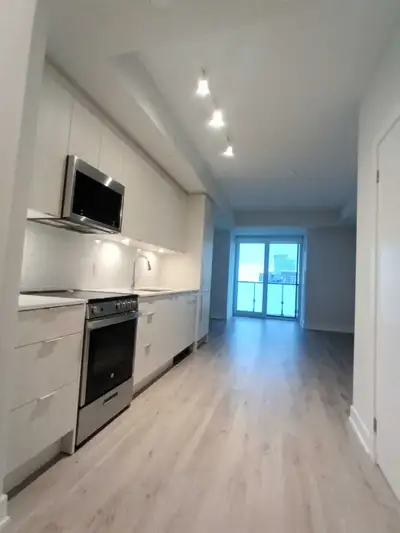 Stunning Studio/1 Bedroom with full washroom and tub@430 Square Ones Dr. On 44th floor facing South...