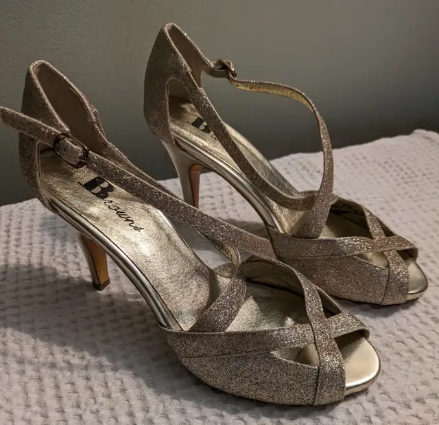 Gold/Sparkly Open toe shoes in Women's - Shoes in Calgary - Image 2