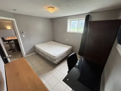 Belle chambre fraîchement peinturée dans un 5 1/2 au demi sous-sol. Chambre lumineuse avec 2 fenêtre...