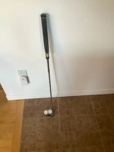 Putter de marque Odissey 2 balles droitier longueur de 35’’ En bon état