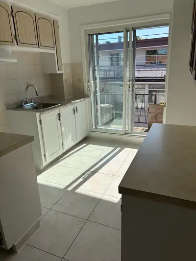 Spacieux et lumineux 4 ½ situé au 2e étage d’un 5-plex, dans un secteur recherché de Saint-Léonard (...