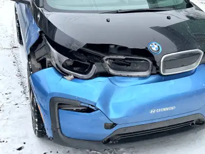 BMW i3 accidenté avant. Batterie intérieure, intacte, deux jeux de roues, aluminium 19 pouces avec l...