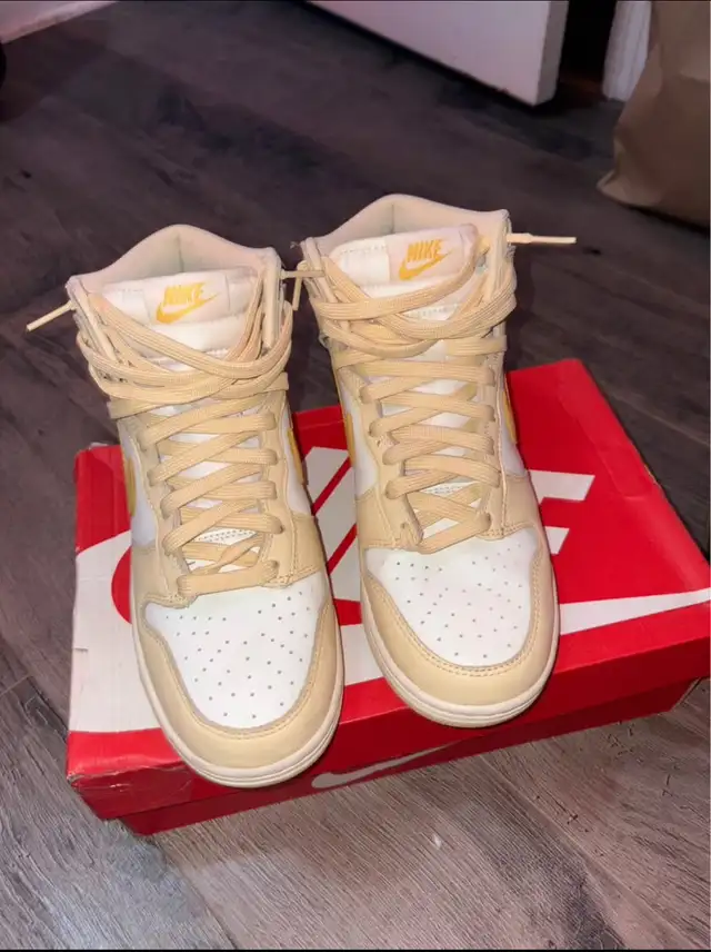 High Nike dunk beige “8.5 womens” in Men's Shoes in City of Montréal - Image 4