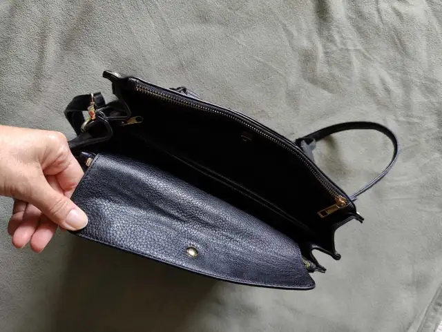 Woman's Black Handbag  in Women's - Other in Mississauga / Peel Region - Image 4