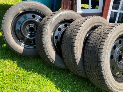 4 pneus d hivers sur jantes quelques ensembles 4 x235 55 17 jantes Ford Escape 300$ 4x225 60 17 jant...