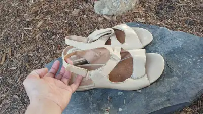 Sandals Leather Clarks Artisan Women Size 9, View more