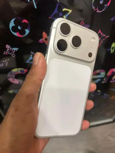 100% authentic with original box iPhone 17 Pro 256 GB No issues Clean body Screen is mint Btry well...