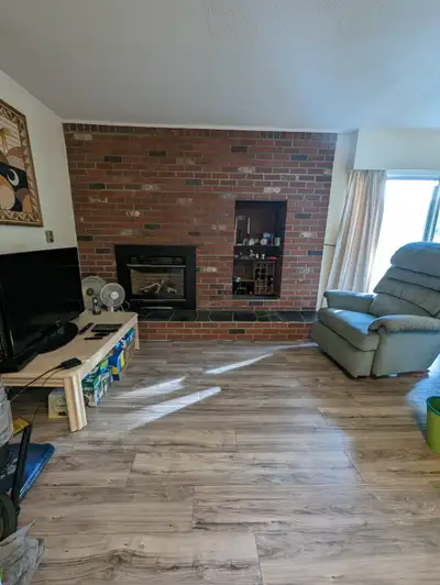 Bedroom in Gordon Head (near UVic & bus stop) - Avai Now/Aug