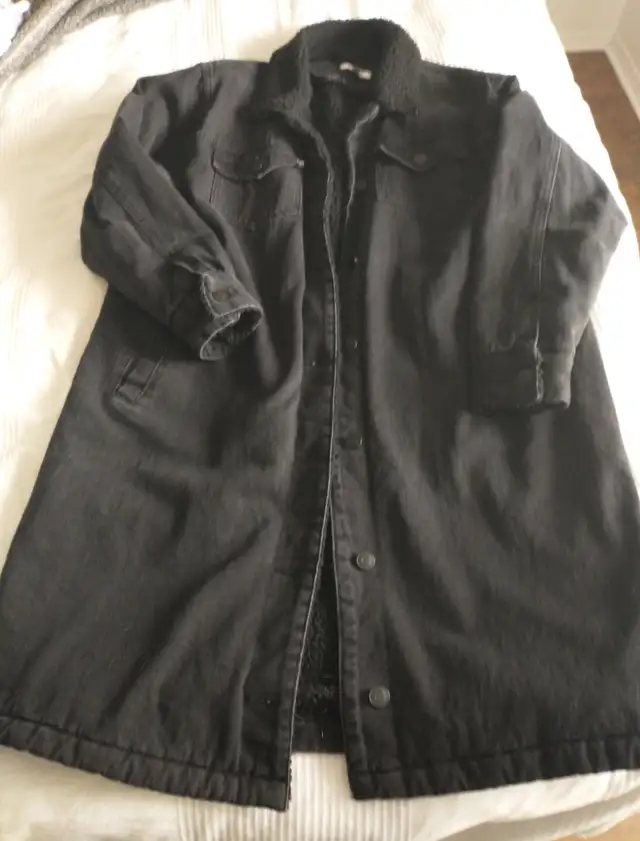 Denim and Faux-Shearling Long Coat - Unworn in Women's - Tops & Outerwear in City of Montréal - Image 6