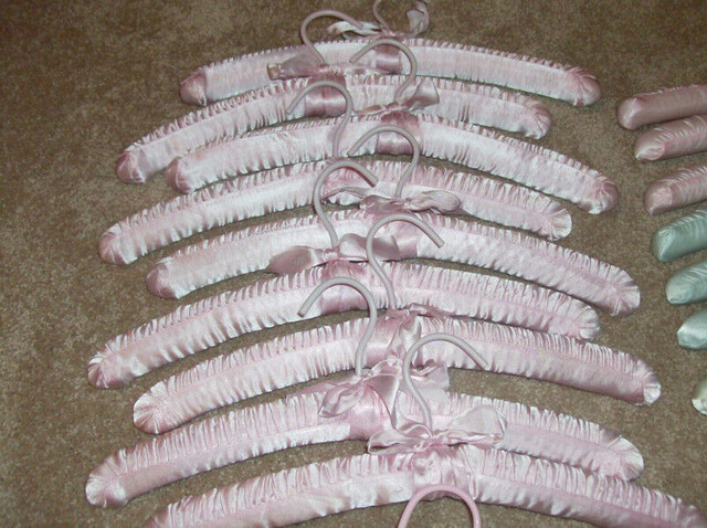 15 thickly padded clothing/coat hangers-full (adult) size in Other in London - Image 3