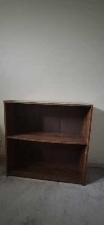 This pre-owned 2-shelf bookcase offers a compact and functional storage solution for your books. The...