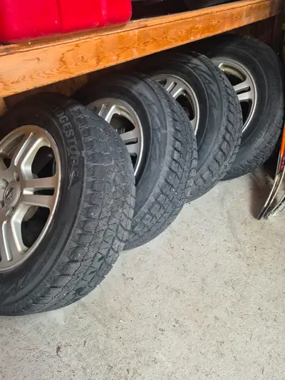 4 Pneus 4 saisons Bridgestone Blizzak 215/65R16, encore bons pour 1 ou 2 saisons montés sur des rims...
