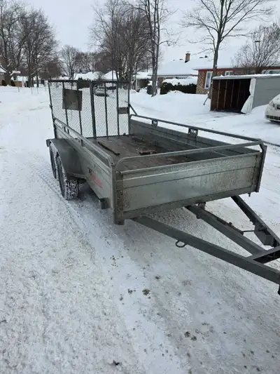 Remorque utilitaire 5x12 en parfaite condition .acier galvanisé de très grande qualité. Tandem 2 ess...