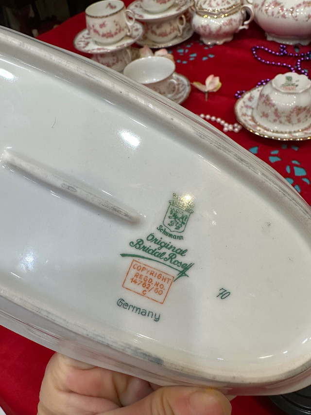 Original Bridal Rose Germany Oval Serving dish  dans Vaisselle et articles de cuisine  à Hamilton - Image 2
