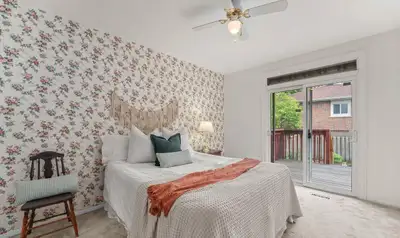 BRIGHT ROOM FOR RENT AVAILABL IN NEWMARKET FOR MORE INFORMATION PLEASE CALL OR TEXT OR WHATSAPP abba...
