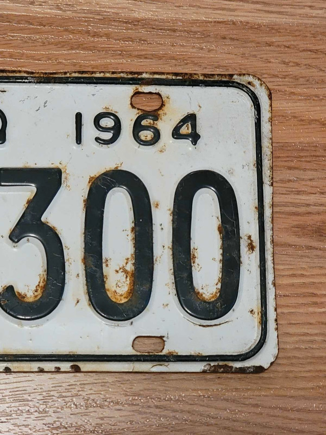 Expired Ontario License Plate 1964 H51300 in Arts & Collectibles in Calgary - Image 4