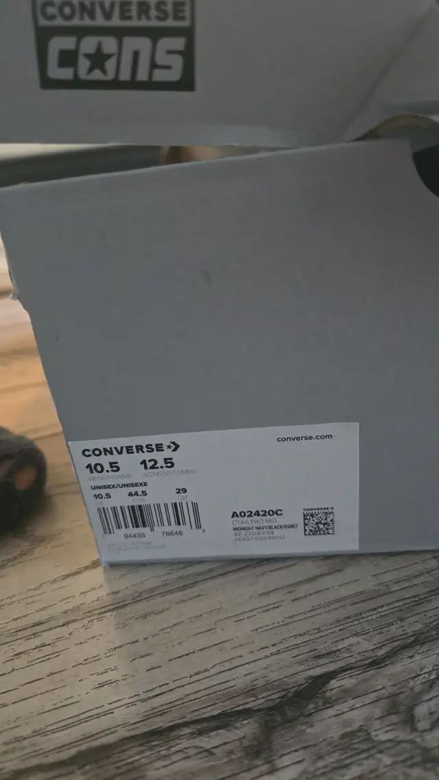 Converse 10.5 unisex black and white in Men's Shoes in Kitchener / Waterloo - Image 3