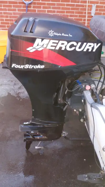 Moteur mercury 25 hp 4 temps conduite a distance va tres biens Pieces neuve starter pompe a eau .bou...