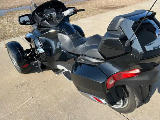 2010 Can-Am Spyder RT-S SE5 in Street, Cruisers & Choppers in Strathcona County - Image 4