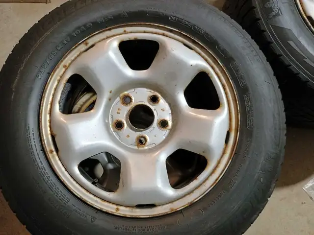 4 Michelin snow tires 235 65 17 on Honda OEM Rim 5x120 in Tires & Rims in Mississauga / Peel Region - Image 3