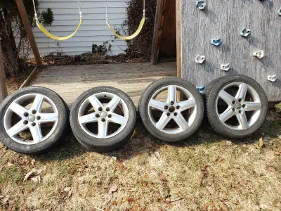 Mag de Audi. 5x112. Fit avec VolksWagen. Et autres voitures européennes. Roues 235-45R17, usés à 4/3...