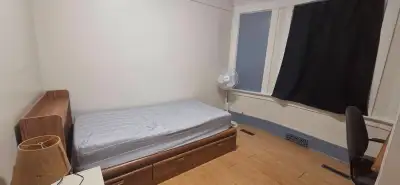 Description Rent: $ 560- 580 Free utilities included Deposit: $560 to 580 Minimum Lease: 3 months le...