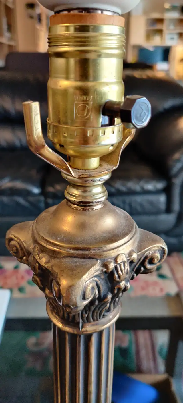 Antique Vintage Table Lamp in Indoor Lighting & Fans in City of Toronto - Image 4