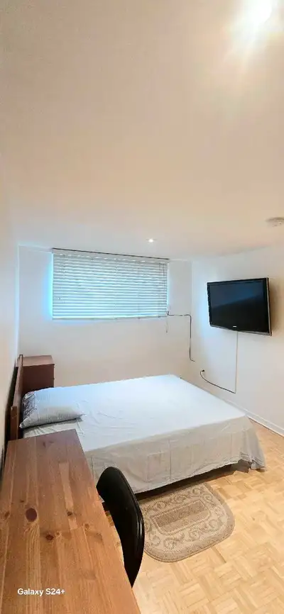 CHAMBRE À LOUER en COLOCATION 700$ Une chambre meublée (tout inclus). Parfaite pour les étudiants et...