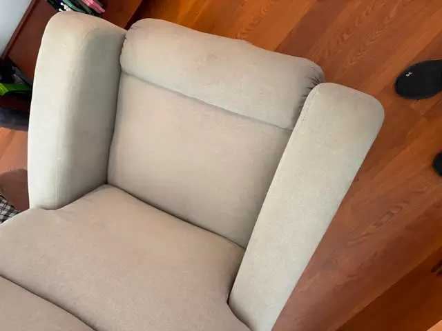 Like new Lazyboy power recliner with charging port (USB) in Chairs & Recliners in Stratford - Image 4