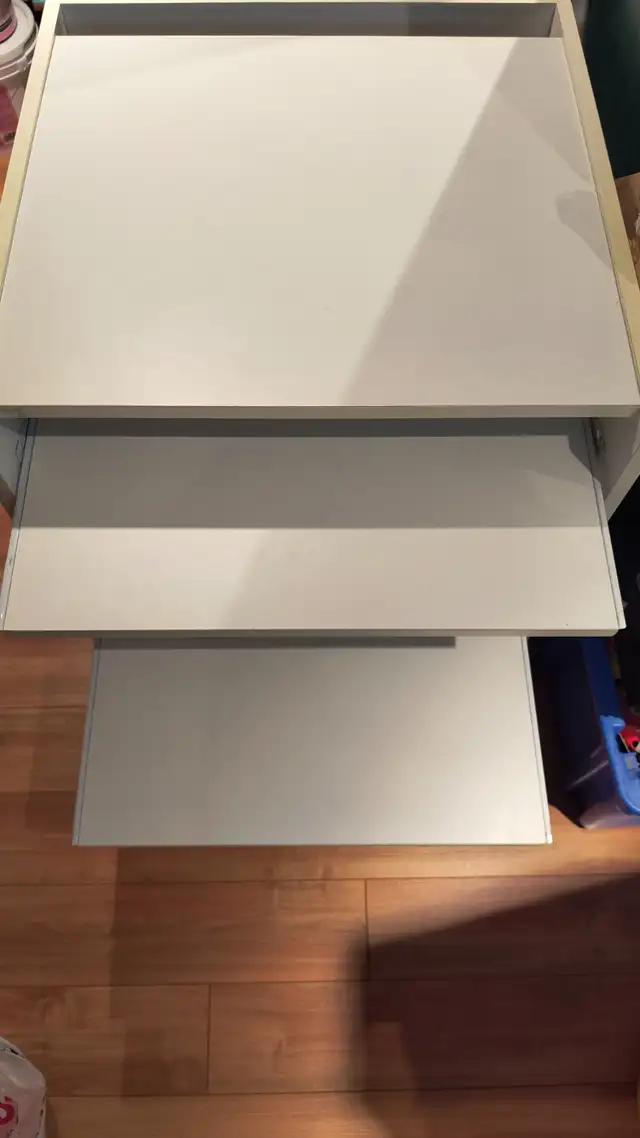 Meuble sur roulettes en mélamine avec 2 tablettes in Desks in City of Montréal - Image 2