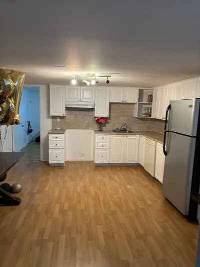 Grand 5 1/2, en bonne condition, Semi sous-sol d'un duplex mais bien éclairé, avec de bonnes fenêtre...