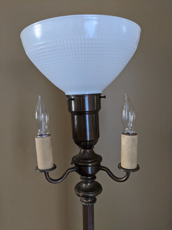 Lampe Torchère Antique Brass Torchiere Floor Lamp dans Éclairage intérieur et plafonniers  à Laval/Rive Nord - Image 2