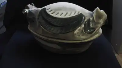 Poule en terre cuite pour cuisson différents rôtis, volaille, etc... 20$