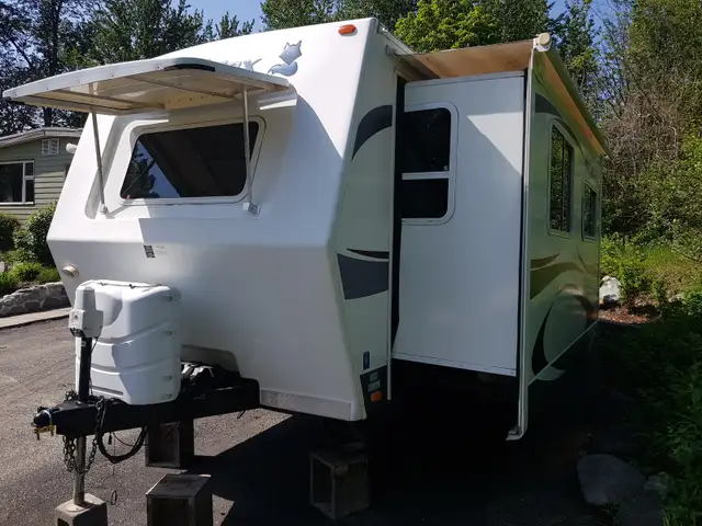26ft Arctic Fox all season travel trailer in Travel Trailers & Campers in Quesnel - Image 3