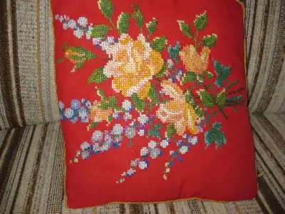 BRODERIE PETITS POINTS CROIX ET RICHELIEU FAIT À LA MAIN, View more