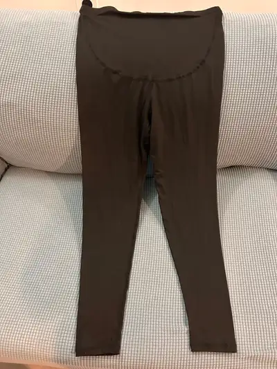 I'm offering a comfortable and versatile pair of black maternity leggings, perfect for expectant mot...