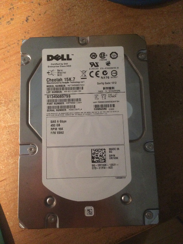 **Trading** 8x 450GiB SAS hard drives dans Composants de système  à Ville de Montréal