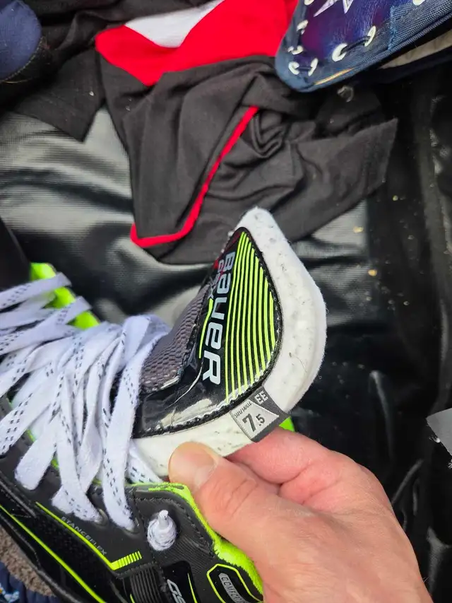 hockey goalie equipment in Hockey in Oshawa / Durham Region - Image 9