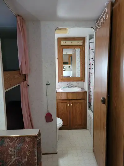 Fifth wheel for sale, very clean, comfortable and reliable. Please contact if interested 4500$ or be...