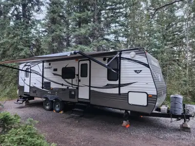 2014 Keystone Hideout 32'8" Keystone Hideout RV trailer (28BHS WE) with private queen master, rear d...